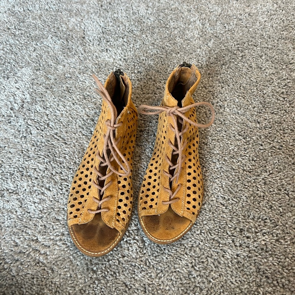 Muse & Cloud lace up brown sandals